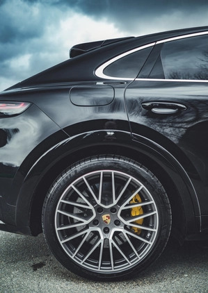 Porsche Cayenne cena 595000 przebieg: 54000, rok produkcji 2019 z Sanok małe 254